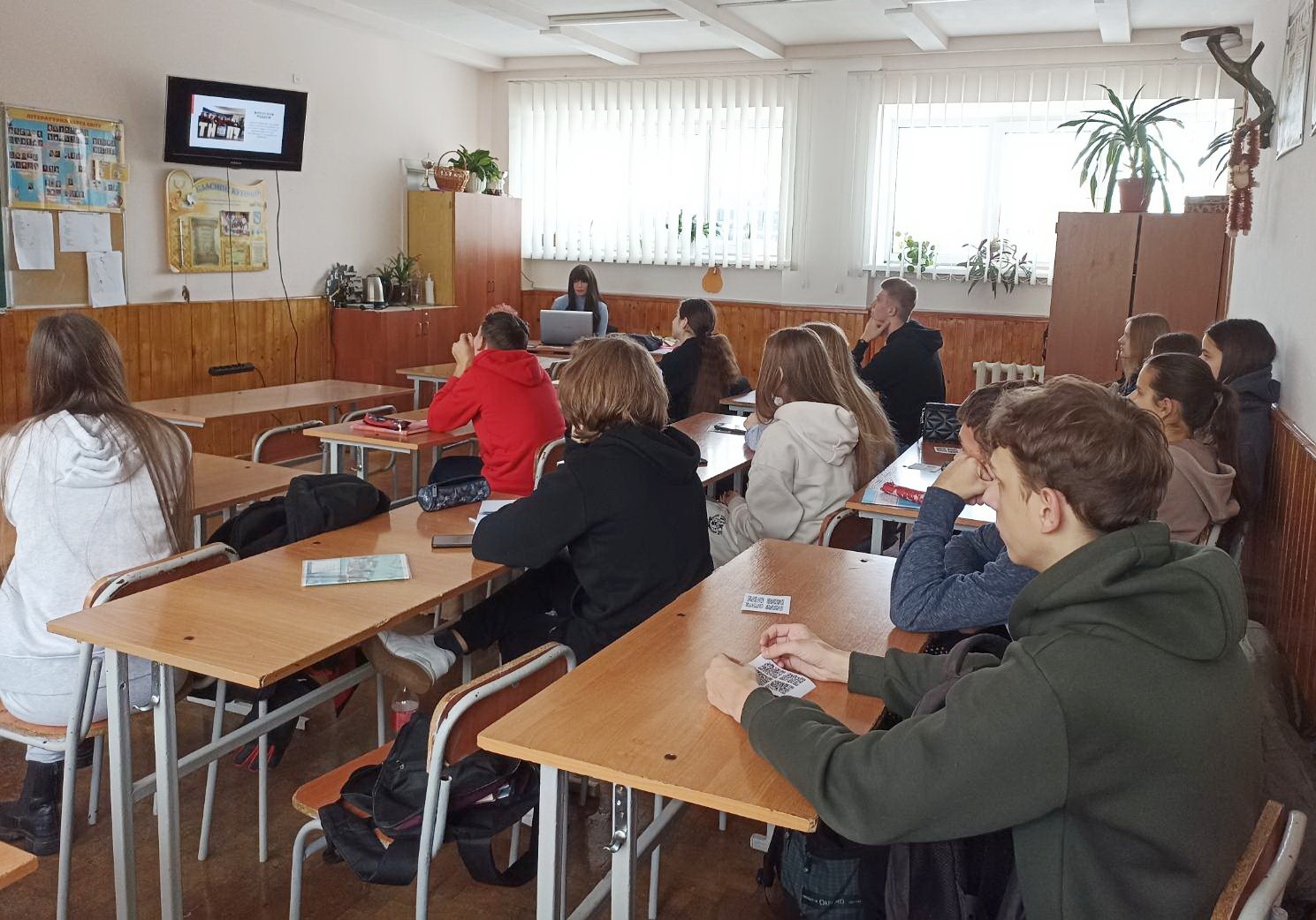 Презентує інформацію про спеціальності  кафедри Наталія Таранова.